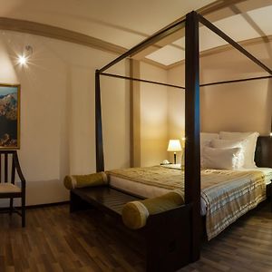 Deluxe Double Room Return Airport Transfer